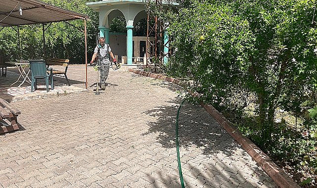 Bayram öncesi cami bahçelerinde bakım çalışmaları