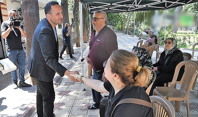 Bornova Belediye Başkanı Ömer Eşki, vergi ödemelerinin son gününde Mali İşler Müdürlüğü çalışanları ve vatandaşlarla bir araya geldi
