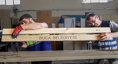 Buca'da ahşap atıklar kent mobilyasına dönüştürülüyor