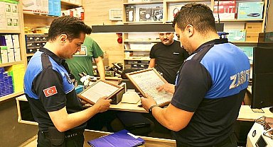 Burhaniye Belediyesi, yaptığı denetimler sonucunda bazı iş yerlerinde ruhsat eksikleri tespit etmiş ve bu konuda esnafı uygun şekilde ruhsatlarını çıkarmaya davet etmiştir