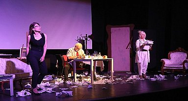 Çankaya Belediyesi Semt Tiyatroları Oran Semt Tiyatrosu, Aklımdaki Kadınlar adlı oyunu Yaşar Kemal Kültür Merkezi'nde sahneledi