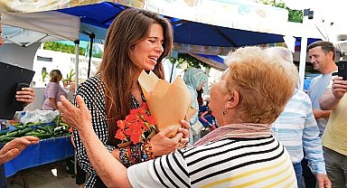Çeşme Belediye Başkanı Lal Denizli, Alaçatı Çarşı ve Alaçatı Pazar Yeri'nde esnaf ve vatandaş ziyaretinde bulundu
