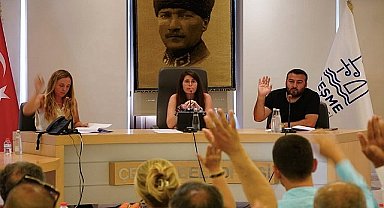 Çeşme Belediyesi Haziran Ayı Meclis Toplantısı, Çeşme Belediye Başkanı Lal Denizli'nin başkanlığında, Belediye Meclis Salonu'nda gerçekleştirildi