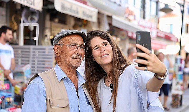 Çeşme Çarşı'da esnaf ve vatandaş ziyaretinde bulunan Belediye Başkanı Lal Denizli, “Çeşme'mizi daha güzel, daha yaşanabilir ve daha huzurlu bir yer haline getirmek için hep birlikte çalışacağız