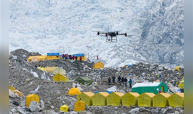 Çinli şirket Everest’teki dağcı kampına dron ile teslimat yaptı