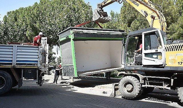 Edremit'te imar izni olmayan, kaçak ve kamu güvenliğini tehdit eden yapıların yıkımı gerçekleştiriliyor