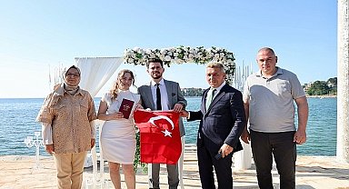 Eşsiz güzelliğiyle vatandaşlarımızın en güzel anlarına ev sahipliği yapan Kandıra sahilleri, evliliğe adım atan çiftlerin de bu özel anları için ilk tercihi oluyor