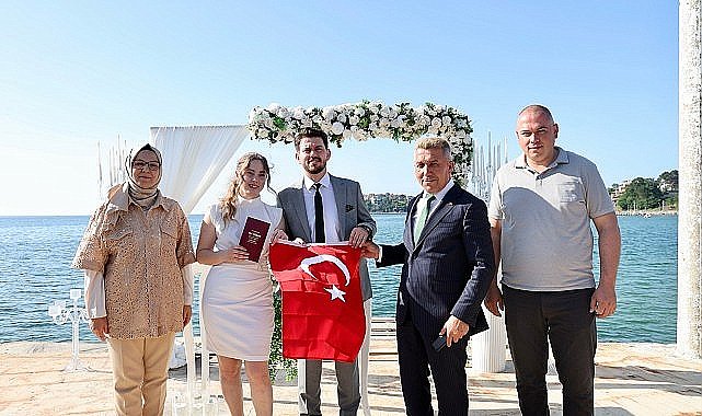 Eşsiz güzelliğiyle vatandaşlarımızın en güzel anlarına ev sahipliği yapan Kandıra sahilleri, evliliğe adım atan çiftlerin de bu özel anları için ilk tercihi oluyor