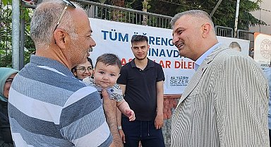 Gölcük Belediye Başkanı Ali Yıldırım Sezer, YKS'ye giren öğrencileri sınava girdikleri okul önünde ziyaret ederek heyecanlarını paylaşıp başarılar diledi