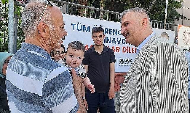 Gölcük Belediye Başkanı Ali Yıldırım Sezer, YKS'ye giren öğrencileri sınava girdikleri okul önünde ziyaret ederek heyecanlarını paylaşıp başarılar diledi