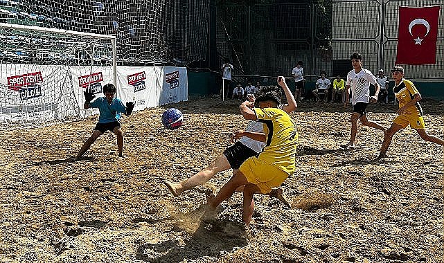 Gölcük'te Kum Futbolu Heyecanı İçin Kayıtlar Başladı