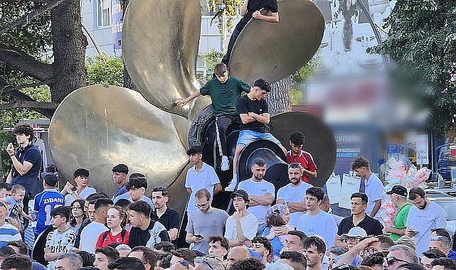 Gölcüklüler, A Milli Takımın EURO 2024 Avrupa Futbol Şampiyonası'nda Portekiz ile karşılaştığı maçı Anıtpark'ta kurulan dev ekranda birlikte izlediler