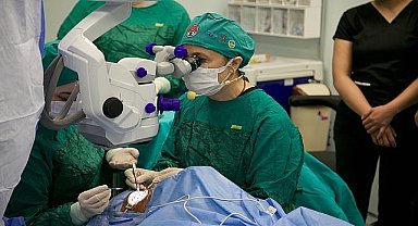 Göz hekimleri Ankara'da 4 gün boyunca canlı yayında 70 ameliyat yapacak