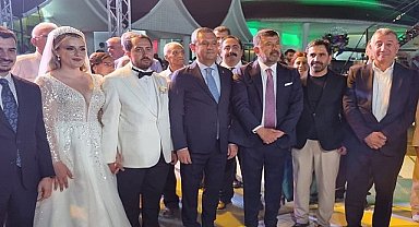 Güzelbahçe Belediye Başkanı Mustafa Günay, CHP Genel Başkanı Özgür Özel'inde katıldığı Melisa Yavaşoğlu ve Gaffar Çiçek'in düğün töreninde nikah şahitliği yaptı