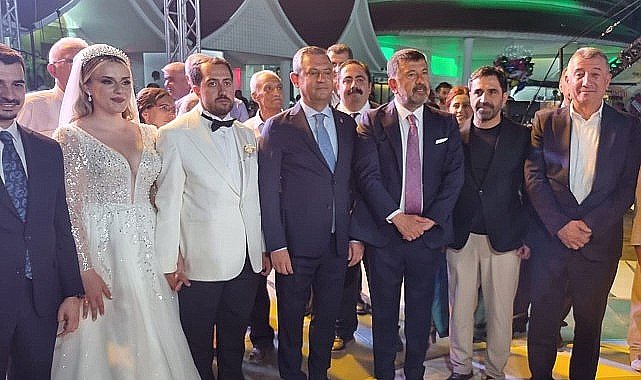 Güzelbahçe Belediye Başkanı Mustafa Günay, CHP Genel Başkanı Özgür Özel'inde katıldığı Melisa Yavaşoğlu ve Gaffar Çiçek'in düğün töreninde nikah şahitliği yaptı