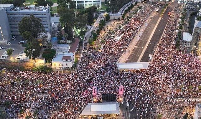 İsrail'de onbinler Netanyahu'yu protesto etti