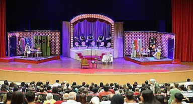 İstanbul Devlet Tiyatrosunun 'Sonbahara Son Güller' isimli oyunu Nevşehir'de sahnelendi. 