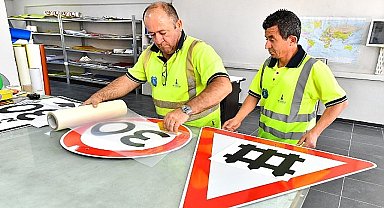 İzmir Büyükşehir Belediyesi yılda 15 bin trafik levhası monte ediyor