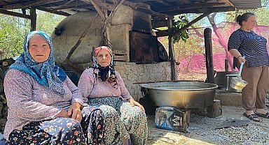 İznik'e bağlı Göllüce Mahallesi'nde asırlardır imece usulüyle devam eden 'Dede Çorbası' etkinliği bu yıl da gerçekleşti