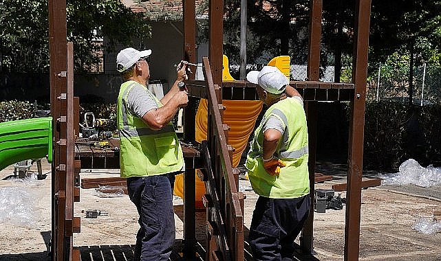 Kadıköy Belediyesi, Sahrayıcedit Mahallesi'nde kimliği belirsiz kişiler tarafından yakılan Erguvan Parkı'nı yeniden yaptı