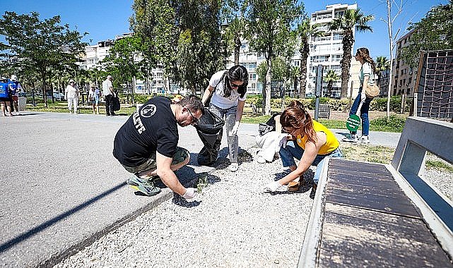 Karşıyaka'da çevre gönüllülerinden sahil temizliği