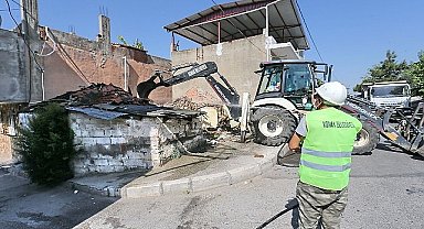 Konak'ta tehlike saçan metruk binalar yıkılıyor