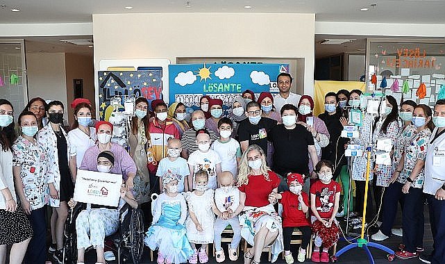 LÖSEV'e kayıtlı lösemi ve çocukluk çağı kanseriyle mücadele eden minikler Türkiye genelinde yapılan bayramlaşma etkinlikleri ile Kurban Bayramını kutladı