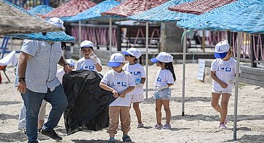 Mavi bayraklı plajda dalgıç destekli temizlik