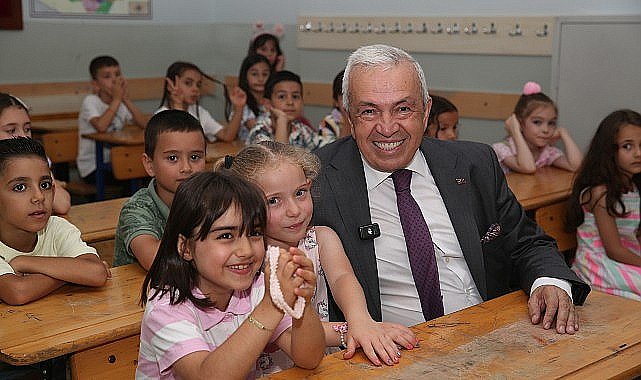 Miniklerin karneleri Başkan Şadi Özdemir'den