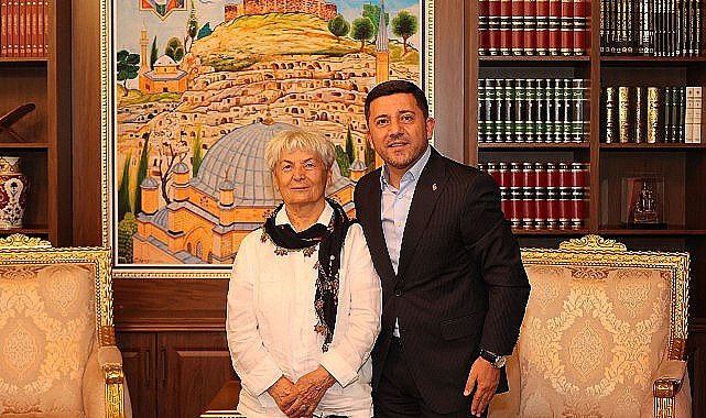 Nevşehir Belediye Başkanı Rasim Arı'ya, Acıgöl Belediye Başkanı Mehmet Eroğlu, Vatan Partisi İl Başkanı Meliha Atalay, çeşitli sivil toplum örgütü temsilcileri, iş insanları ve vatandaşlar hayırlı olsun ziyaretinde bulundu