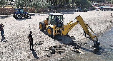 Ören Plajı'nda Metal Kalıntılar Temizlendi