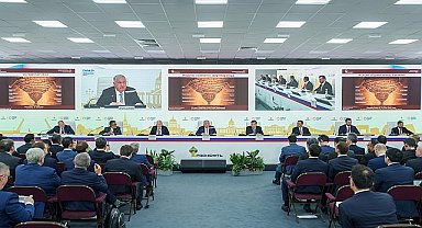 Rosneft CEO'su küresel ihtiyaçları karşılamak için dengeli bir enerji geçişini destekliyor