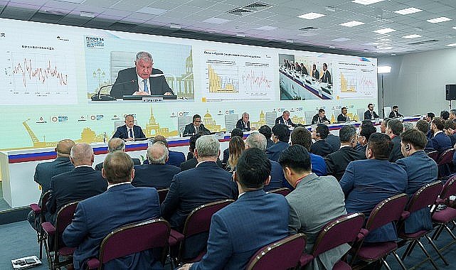Rosneft CEO'su küresel ihtiyaçları karşılamak için dengeli bir enerji geçişini destekliyor