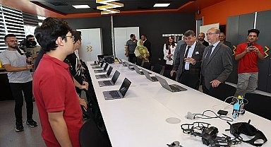 Selçuklu Belediyesi Gelişim ve Teknoloji Akademisi'nde eğitim alan kursiyerler bir yıl boyunca birbirinden güzel eserler ortaya çıkardı