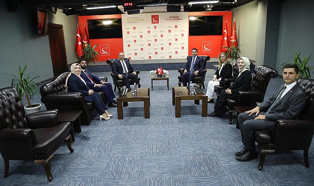 Siyasi partiler bayramlaştı