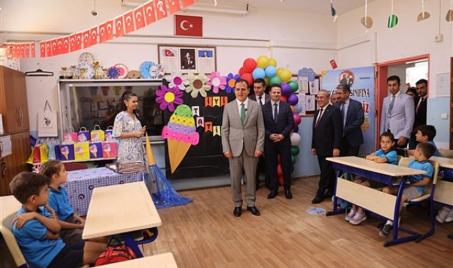 Vali Akbıyık, öğrencilerin karne sevincine ortak oldu