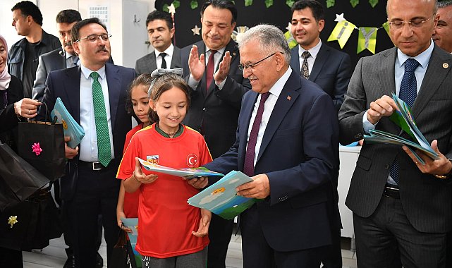 Vali Çiçek ve Başkan Büyükkılıç, öğrencilere karnelerini dağıttı