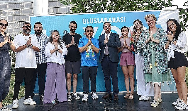 Yoga Günü'nü birlikte kutladılar