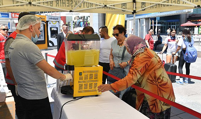 ABB'den vatandaşlara ücretsiz soğuk limonata ikramı