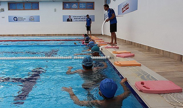 Antalya Büyükşehir Belediyesi'nin yaz spor kurslarına yoğun ilgi var