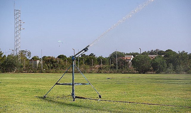 Antalya'nın yeşil alanlarına rulo çim desteği