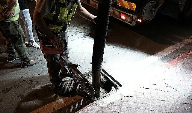 ASAT ekipleri yağmur suyu hatlarını temizliyor