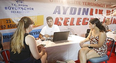 Aydın Büyükşehir Belediyesi'nin Atatürk Kent Meydanı'nda bulunan tercih tırına yoğun ilgi gösteriyor