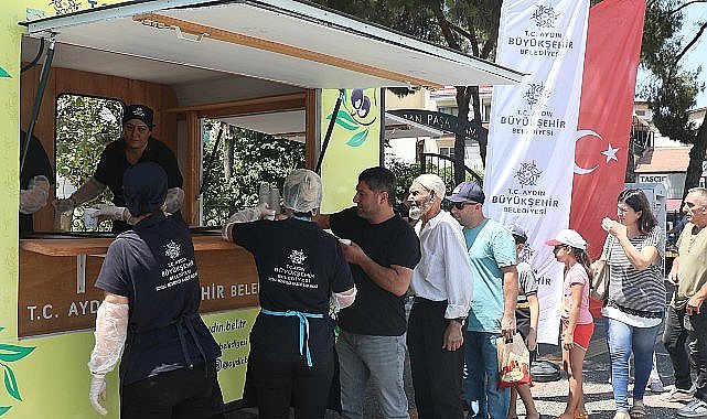 Aydın Büyükşehir Belediyesi, sıcak havaların etkili olduğu bu günlerde kent genelinde vatandaşların serinlemesi için limonata dağıtımı gerçekleştirdi