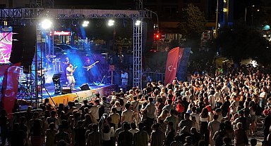 Aydın Büyükşehir Belediyesi ve Kuşadası Belediyesi, ortaklaşa düzenledikleri yaz konserleri ile vatandaşları kültür ve sanat etkinlikleriyle buluşturmayı sürdürüyor