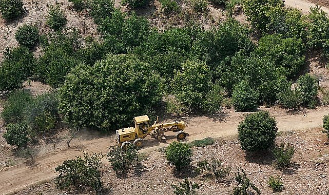 Aydın genelinde birçok noktada eşzamanlı olarak yol çalışmalarına devam eden Aydın Büyükşehir Belediyesi, kırsal mahallelerde de çalışmaları sürdürüyor