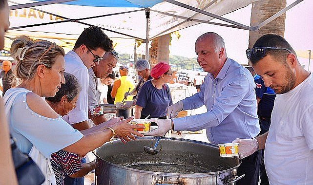 Ayvalık Belediyesi Sosyal Yardım İşleri Müdürlüğü'nce 'Aşure Günü' nedeniyle Cumhuriyet Meydanı'nda 4 bin kişiye aşure dağıtıldı
