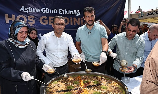 Bağcılar Belediyesi'nden vatandaşlara aşure ikramı