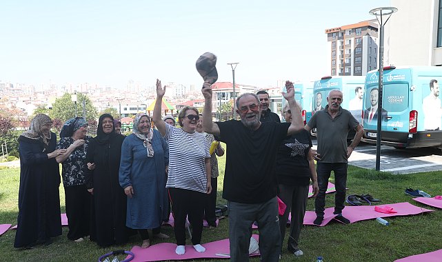 Bağcılar'da yaşlılar, kahkaha seansında bir araya geldi