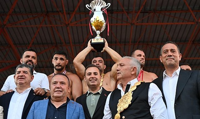 Başkan Akın, Tarihi Kırkpınar Güreşleri’nin final maçını izledi